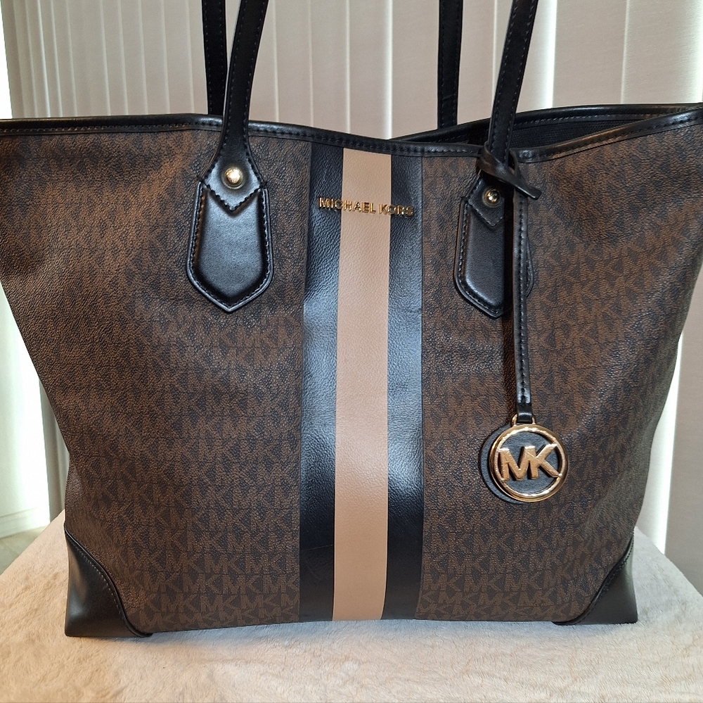CLEAN Michel Kors Eva Large Tote - Picture 3 of 15